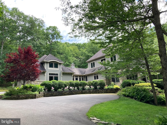 view of front facade featuring a front yard