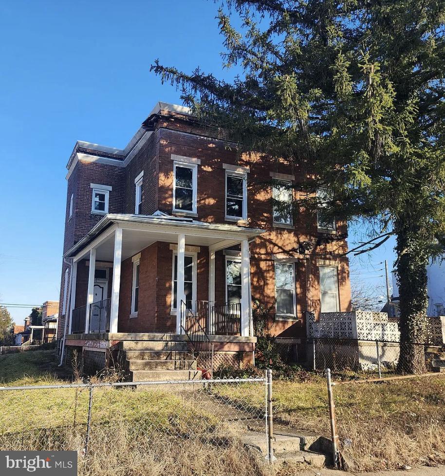 view of front of house featuring a porch