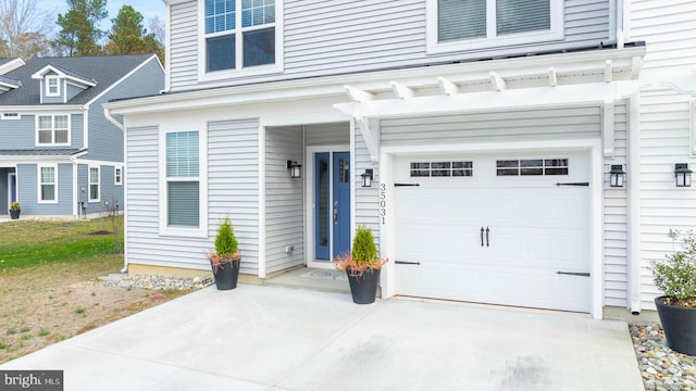 view of front facade featuring a garage