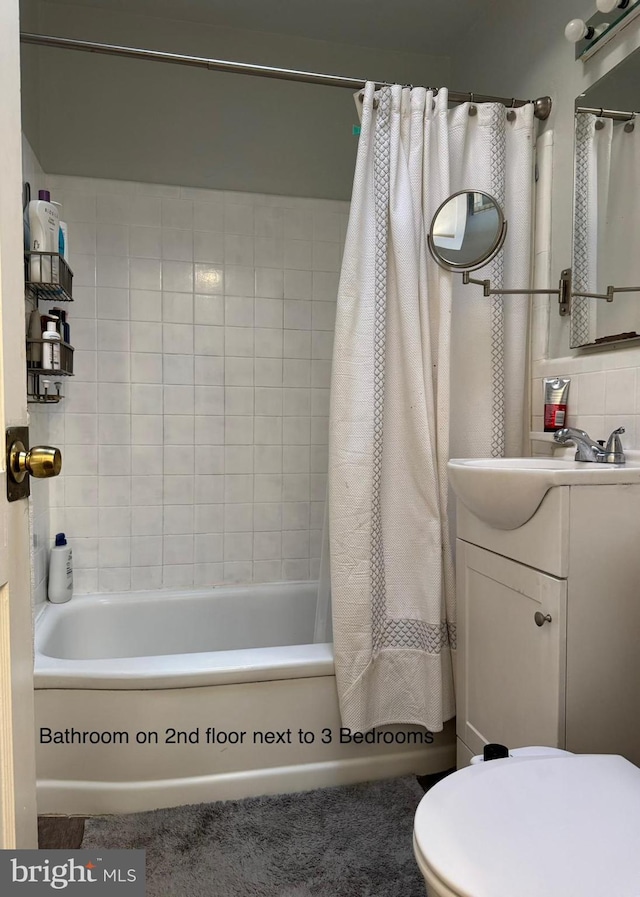 full bathroom with vanity, backsplash, toilet, and shower / tub combo with curtain