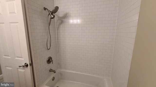 bathroom featuring tiled shower / bath