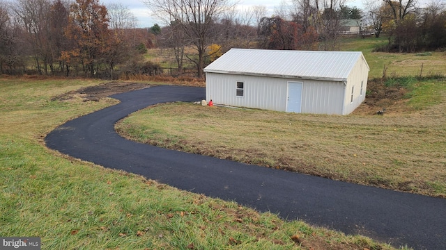 exterior space featuring a lawn