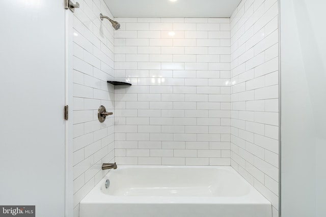 bathroom featuring tiled shower / bath