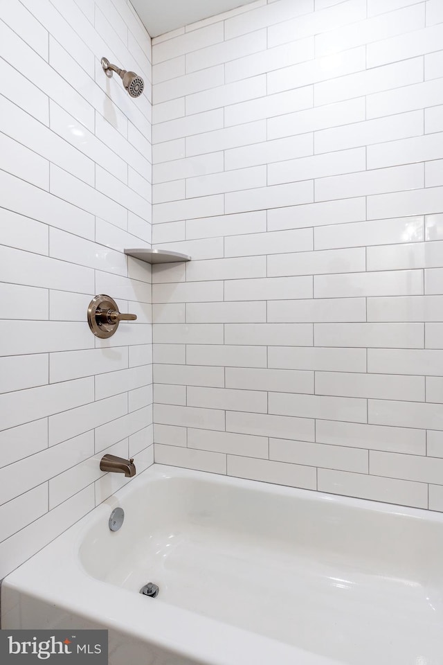 bathroom with tiled shower / bath combo