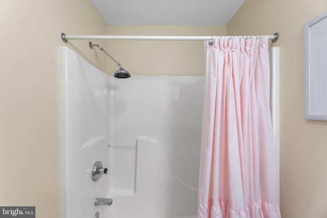 bathroom with shower / tub combo