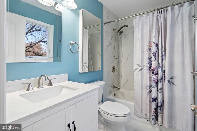 full bathroom featuring shower / bathtub combination with curtain, vanity, and toilet