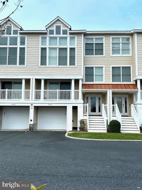 townhome / multi-family property featuring a garage