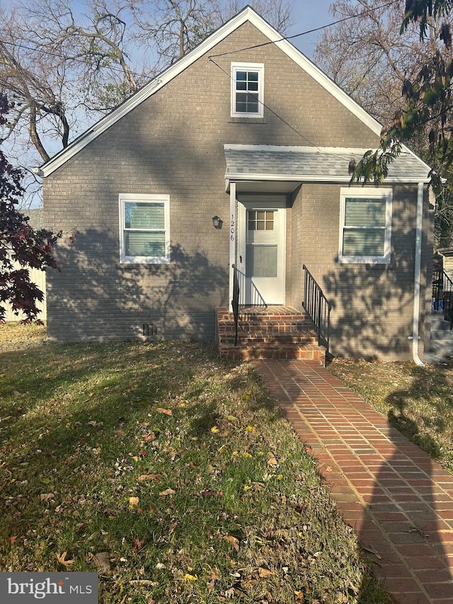 view of front of house featuring a front lawn