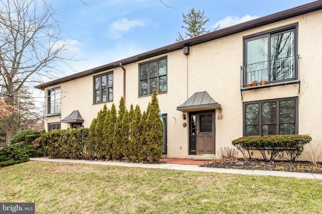 view of front of house with a front yard