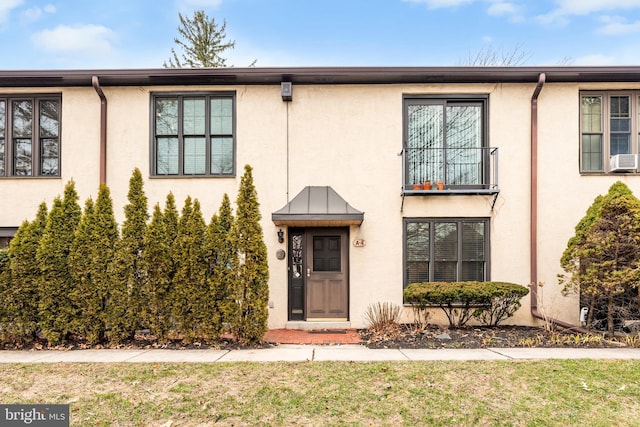 view of front of house featuring a front lawn