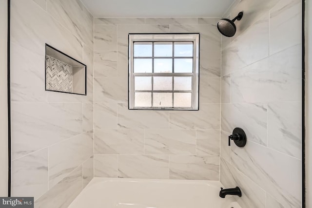 bathroom featuring tiled shower / bath combo