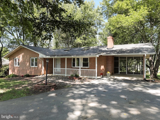 single story home with a porch