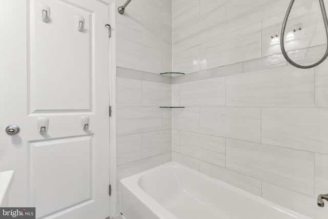 bathroom featuring tiled shower / bath combo