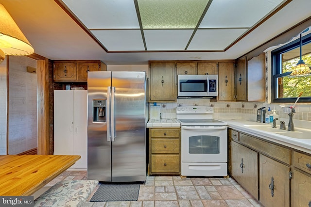 kitchen with backsplash, sink, and stainless steel appliances