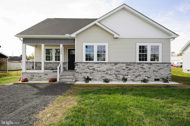 view of front of property featuring a front lawn and covered porch