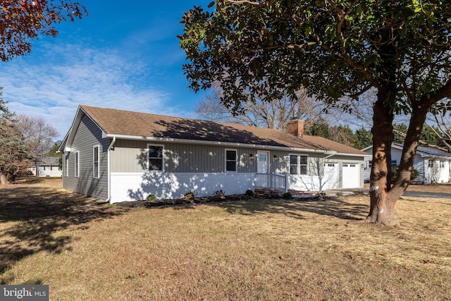 single story home featuring a front yard