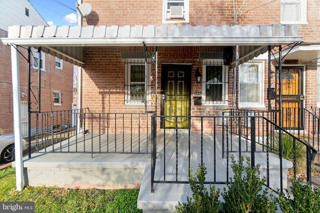 view of front of property featuring a porch