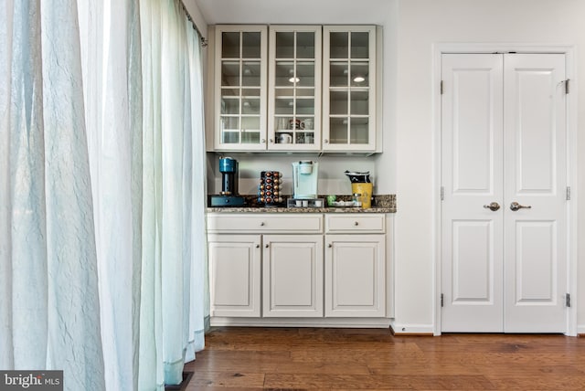 bar with visible vents and dark wood finished floors