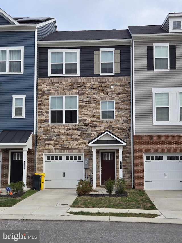 townhome / multi-family property featuring a garage