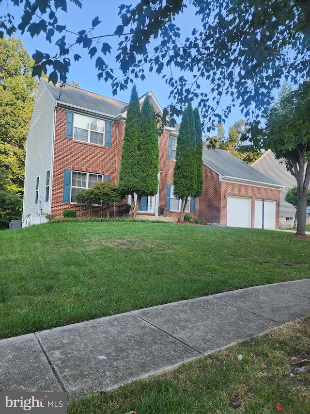 colonial house featuring a front lawn