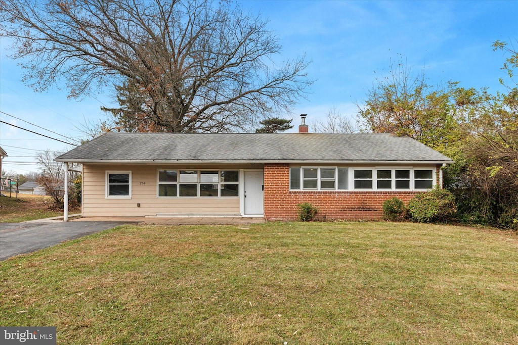 ranch-style house featuring a front lawn