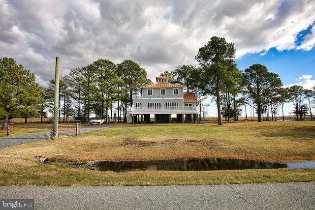 view of front facade featuring a front yard