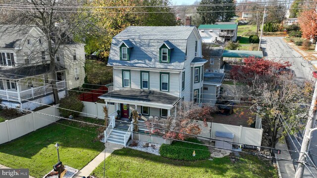 view of front of house featuring a porch and a front lawn