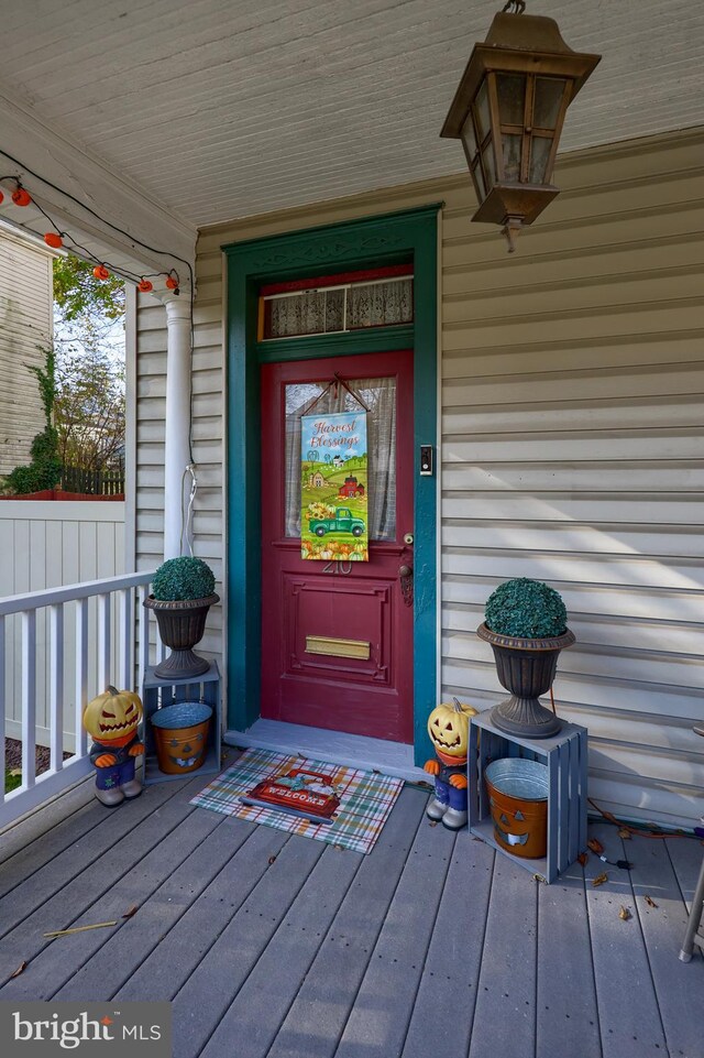 property entrance featuring covered porch