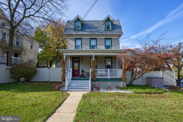 view of front facade featuring a porch and a front lawn