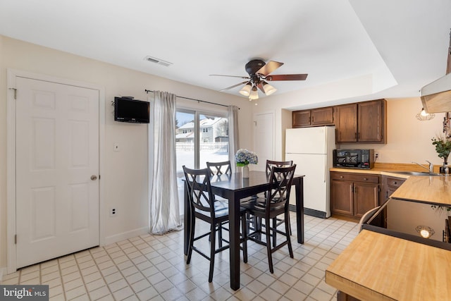 dining room featuring sink and ceiling fan