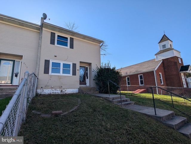 view of front of home featuring a front lawn