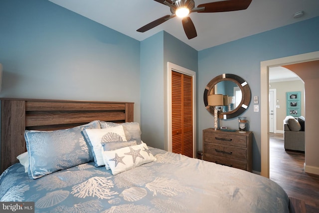 bedroom featuring dark hardwood / wood-style floors, vaulted ceiling, a closet, and ceiling fan