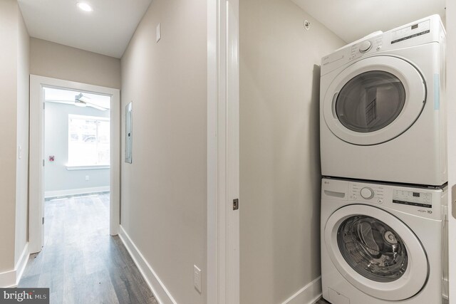 laundry room with hardwood / wood-style floors, ceiling fan, and stacked washer and clothes dryer