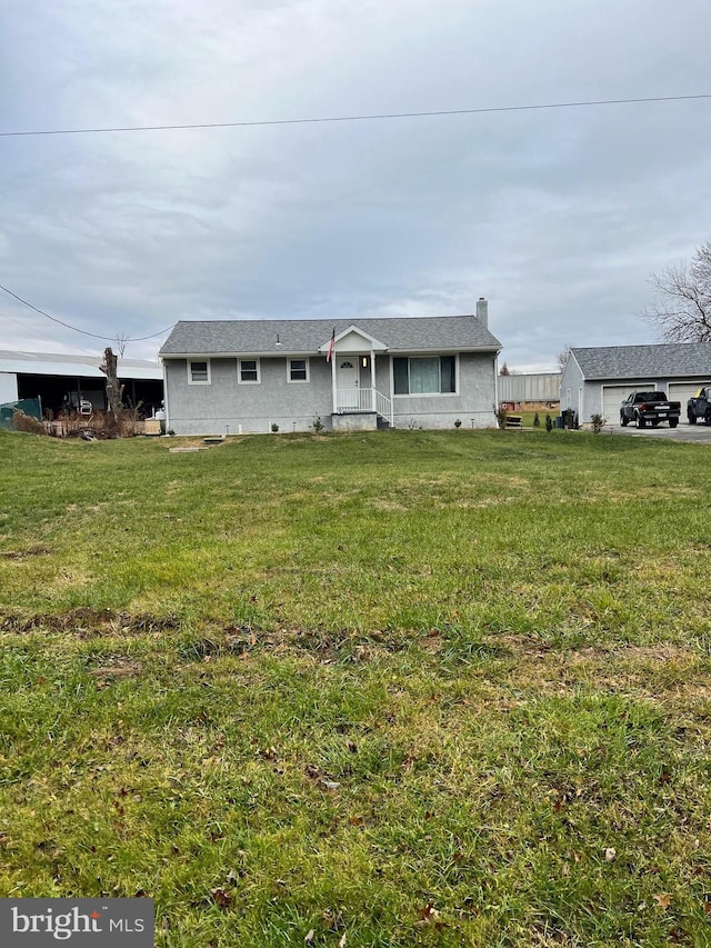 view of front of property featuring a front lawn