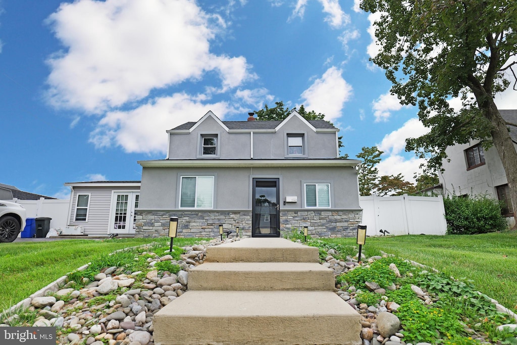 view of front of home featuring a front lawn