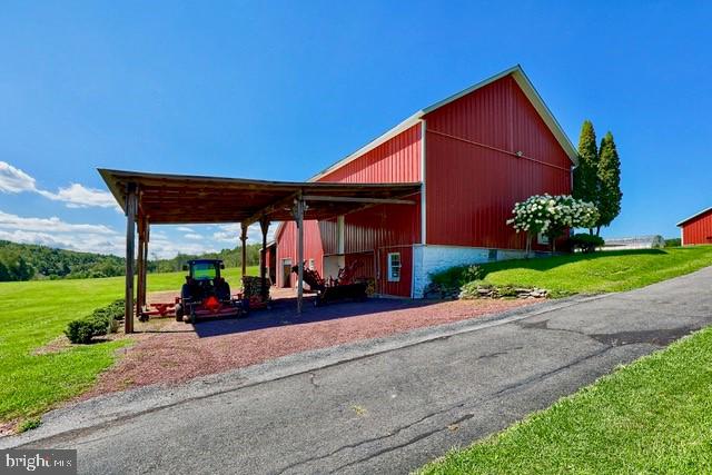 exterior space featuring a yard and an outdoor structure