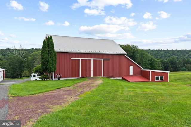 view of outdoor structure featuring a yard