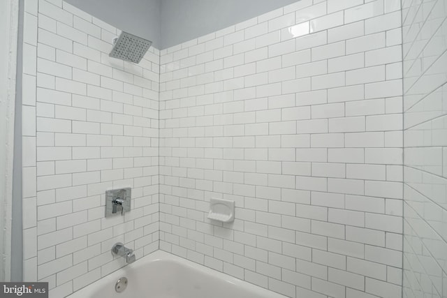 bathroom with tiled shower / bath