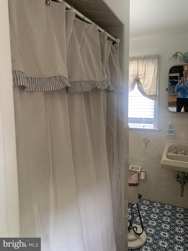 bathroom featuring tile walls