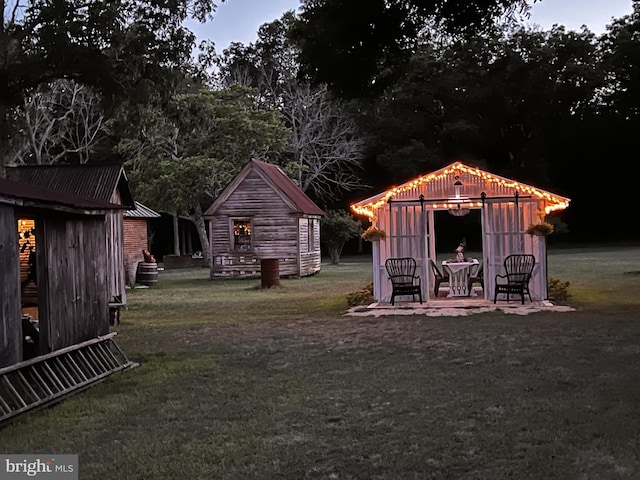 view of yard at dusk