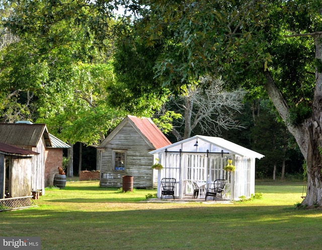 view of yard with an outdoor structure