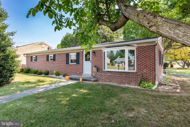 ranch-style house featuring a front yard