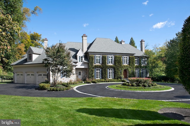 view of front of home featuring a front yard