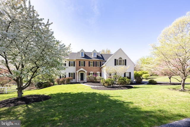 view of front facade with a front yard