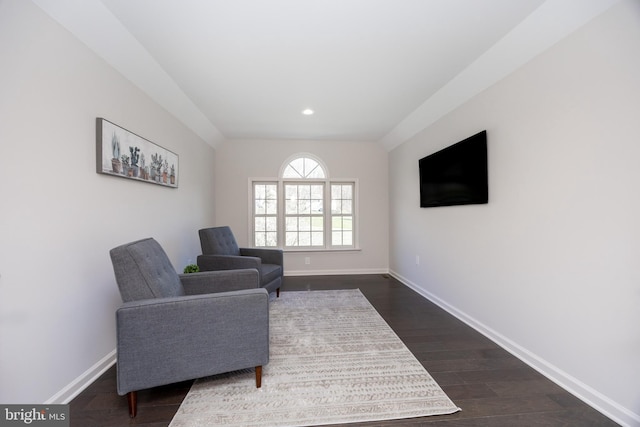 living area featuring recessed lighting, baseboards, and dark wood-type flooring