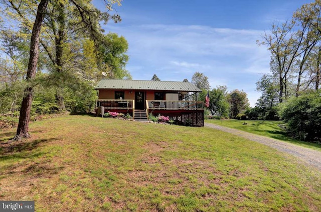 view of front of home featuring a wooden deck and a front lawn