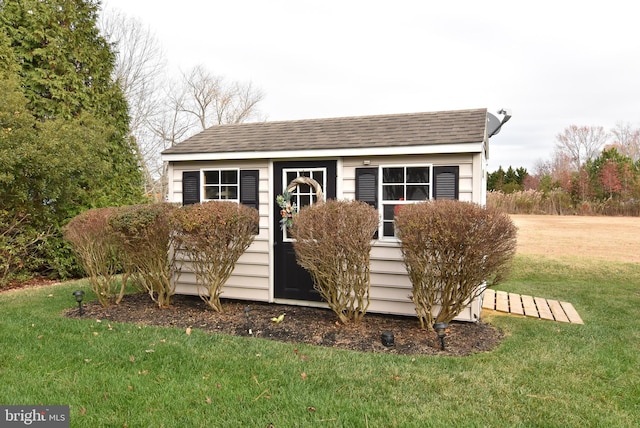 view of outdoor structure with a yard