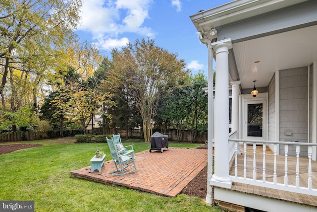 view of yard featuring a patio area