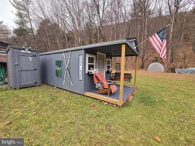 exterior space featuring a lawn