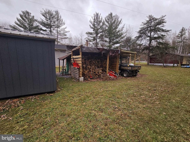 view of yard featuring a storage shed